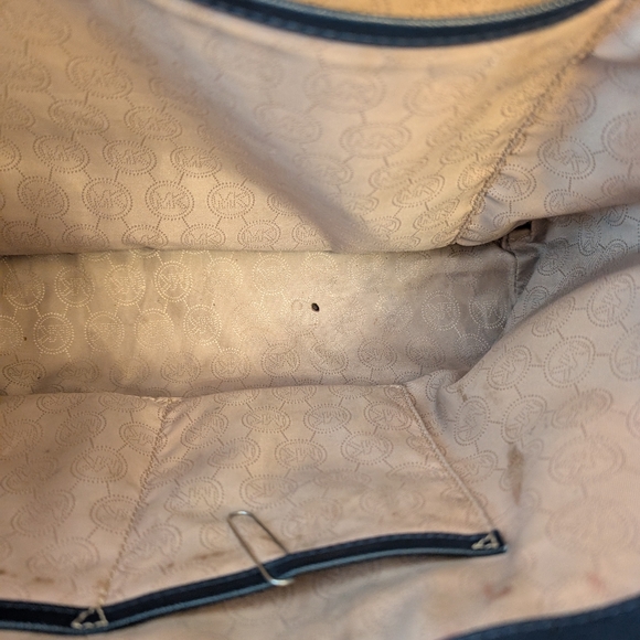 Michael Kors Jet Set Tote - Picture 4 of 10